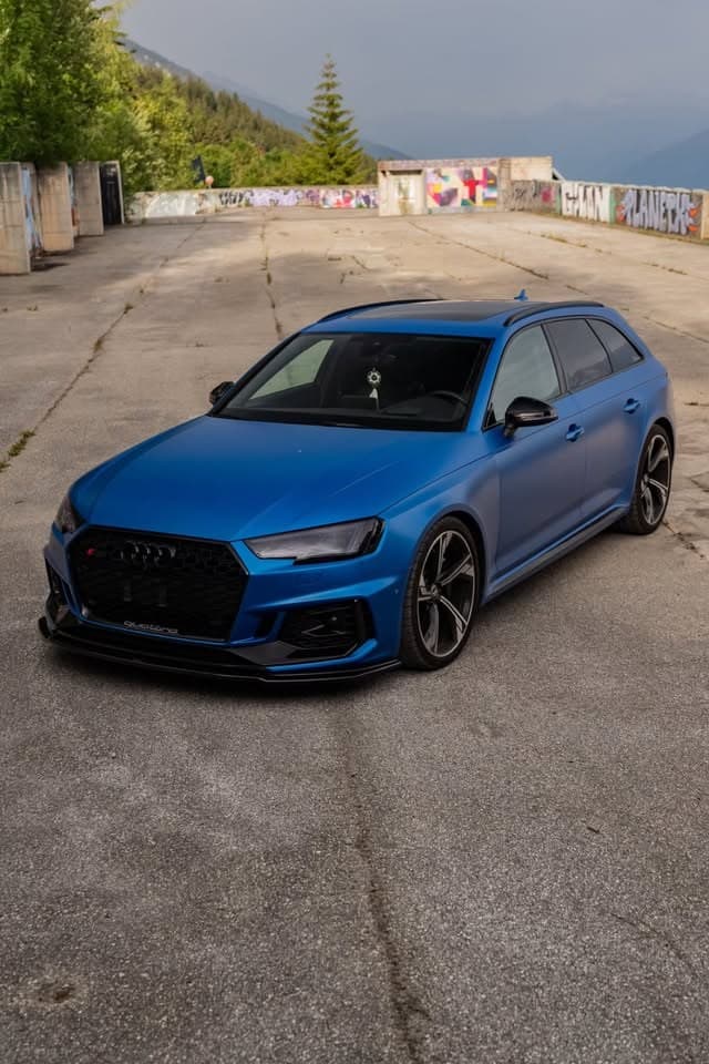 Audi RS4 Avant bleue, trois-quarts avant