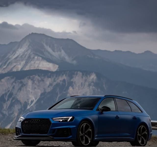 Audi RS4 Avant face aux montagnes valaisannes
